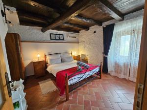 1 dormitorio con 1 cama grande con manta roja en Holiday Home Iva, en Lovran