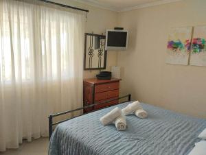 um quarto com uma cama com duas toalhas em Alexander's em Kritharia