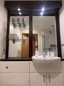 a bathroom with a sink and a large mirror at 2 bedroom luxury apartment Birmingham city centre in Birmingham