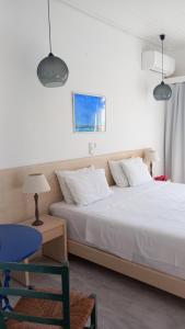 Un pat sau paturi într-o cameră la Stefos Rooms