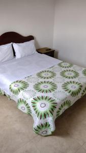 En eller flere senge i et værelse på HOTEL DEL PARQUE VELEZ