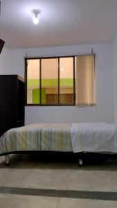 En eller flere senge i et værelse på HOTEL DEL PARQUE VELEZ