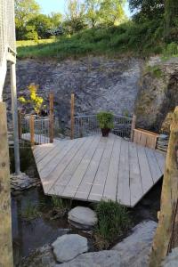 Fotografie z fotogalerie ubytování *New* Sky Door - Muralled hayloft & geisha garden v destinaci Whitland