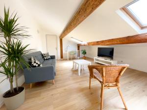 sala de estar con sofá y mesa en Spacieux duplex central avec terrasse tropézienne en Salon-de-Provence