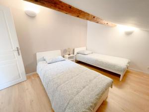 1 dormitorio con 2 camas en una habitación en Spacieux duplex central avec terrasse tropézienne en Salon-de-Provence