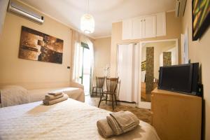 カステルサルドにあるB&B La Pianeddaのベッドルーム(ベッド1台、薄型テレビ付)