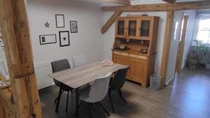 - une salle à manger avec une table et des chaises en bois dans l'établissement FEWO am Wetzstein, à Wernigerode