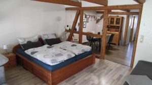 ein Schlafzimmer mit einem Bett und einem Tisch darin in der Unterkunft FEWO am Wetzstein in Wernigerode