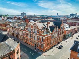 una vista aerea di una città con edifici di The Pocklington - The Magistrates Suite a Leicester