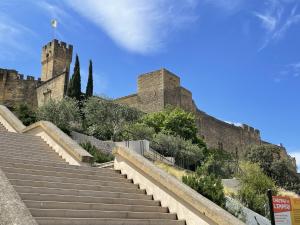 una rampa di scale di fronte a un castello di Spacieux duplex central avec terrasse tropézienne a Salon-de-Provence