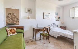 um quarto com uma cama, uma secretária e um sofá em Casale Cacciata Grande Elisa em Pescia Romana
