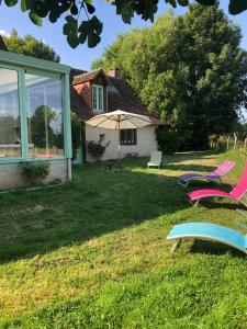eine Gruppe von Stühlen im Hof eines Hauses in der Unterkunft La Parenthèse - Studio atypique - Piscine - Proche Le Mans in Amné-en-Champagne