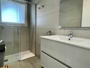 A bathroom at CAP CASTELL 8-A Még 21 kép