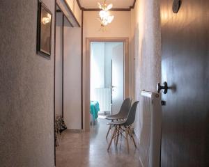 un pasillo con sillas y una mesa en una habitación en Maria Apartments, en Paralia Dionisiou