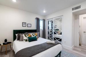 een slaapkamer met een groot bed en een glazen deur bij Comfy1B near deep Ellum+parking in Dallas