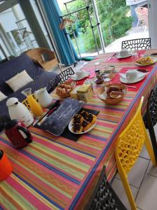 einen bunten Tisch mit Essen darüber in der Unterkunft Maison VENITIA in Aussonne