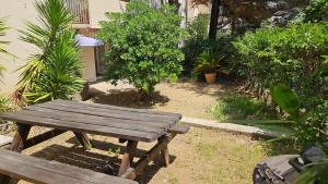 Ein Garten an der Unterkunft T4 Proche centre et plages Jacuzzi et Parking gratuit