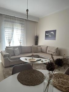 sala de estar con sofá y mesa en Arya Guesthouse en Poligiros