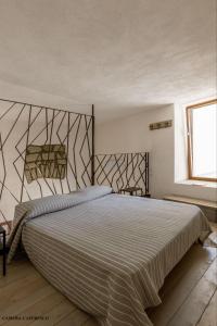 een slaapkamer met een groot bed in een kamer bij Casa Mimina in Ischia