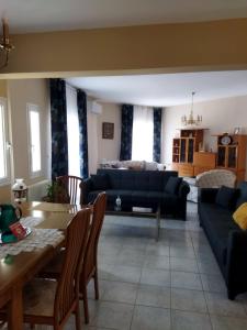 スパタにあるAirport city center 3のソファとテーブルのあるリビングルーム +31枚の写真