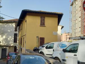 a group of cars parked next to a building at La Casina di Veggio in Perugia