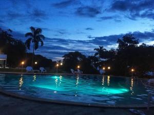 - une piscine avec des chaises et des lumières la nuit dans l'établissement Hotel Mirador de la Esperanza, à San Juan de Rioseco 