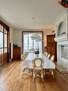 a dining room with a white table and chairs at Villa La Rafale plage centre 300 m in Le Touquet-Paris-Plage