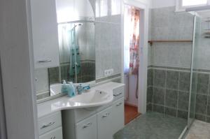 Kylpyhuone majoituspaikassa Haus in Budapest mit Garten