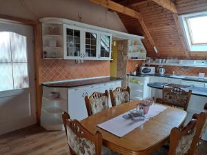 Dapur atau dapur kecil di Kismarosi Center Apartman