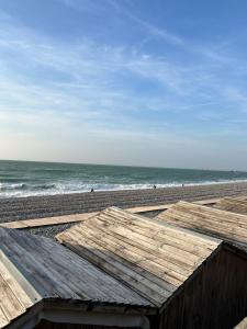 En strand ved eller i nærheten av leiligheten