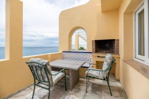 d'un balcon avec une table et des chaises donnant sur l'océan. dans l'établissement Estepona Beach Apartment, à Estepona