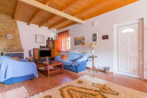 TV a/nebo společenská místnost v ubytování Porto Rafti Family 4BD Maisonette with Garden