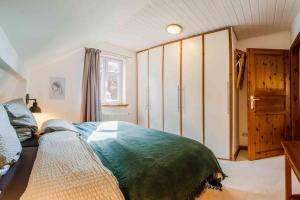 1 dormitorio con 1 cama grande y armario de madera en Ferienwohnung Ausblick, en Süderbrarup