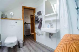 Ένα μπάνιο στο Ferienwohnung Ausblick +29 φωτογραφίες
