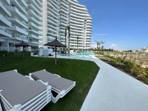 un resort con piscina e un edificio di LUXURY Apartaments Gran Canet a Canet de Berenguer