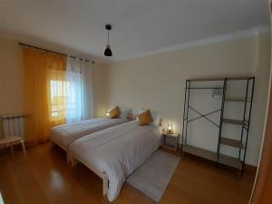 Postel nebo postele na pokoji v ubytování Sesimbra TOP