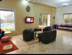 - un salon avec un canapé et une table dans l'établissement Villa tofita, à Casablanca