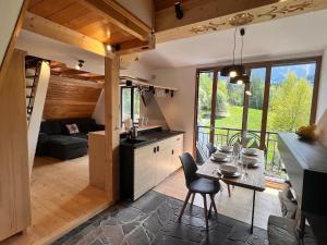 Kuchnia lub aneks kuchenny w obiekcie Tatrydom Apartament Loft z kominkiem