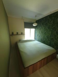 Postel nebo postele na pokoji v ubytování Bungalow in het bos evt met massage
