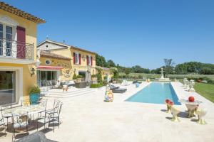 une maison avec une piscine à côté d'une maison dans l'établissement Villa Florentina - 550m2, 5 Chambres - Golfe De Saint-Tropez, à Grimaud