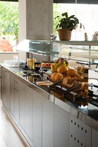 Um balcão de cozinha com muita comida. em Raf Hotel em Umuarama