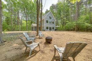 um grupo de cadeiras em frente a uma casa em Holland Home with Fire Pit Walk to Lake Michigan! em Holland