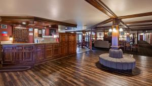 SureStay Plus Hotel by Best Western Auburn في أوبورن: غرفة كبيرة مع بار ومطبخ