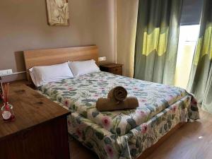 een slaapkamer met een bed met een kussen erop bij TERRAZITA in Tijarafe