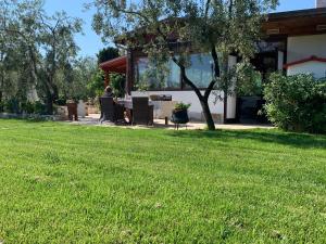 una persona sentada en una mesa en un patio en I Sapori Del Gargano en Vieste