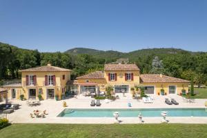 - une vue aérienne sur une maison avec une piscine dans l'établissement Villa Florentina - 550m2, 5 Chambres - Golfe De Saint-Tropez, à Grimaud