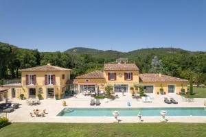 une vue aérienne d'une maison avec piscine dans l'établissement Villa Florentina - 550m2, 6 Chambres - Golfe De Saint-Tropez, à Grimaud
