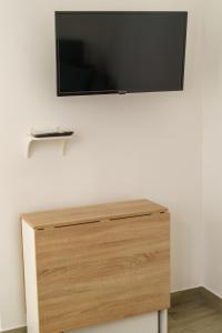 Una televisión o centro de entretenimiento en APARTAMENTOS MAPAMUNDI