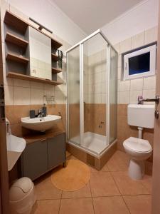 Ένα μπάνιο στο Marela Apartments +43 φωτογραφίες