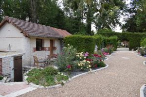 a garden with flowers in front of a building at Lapis Domus in Francueil +14 photos
